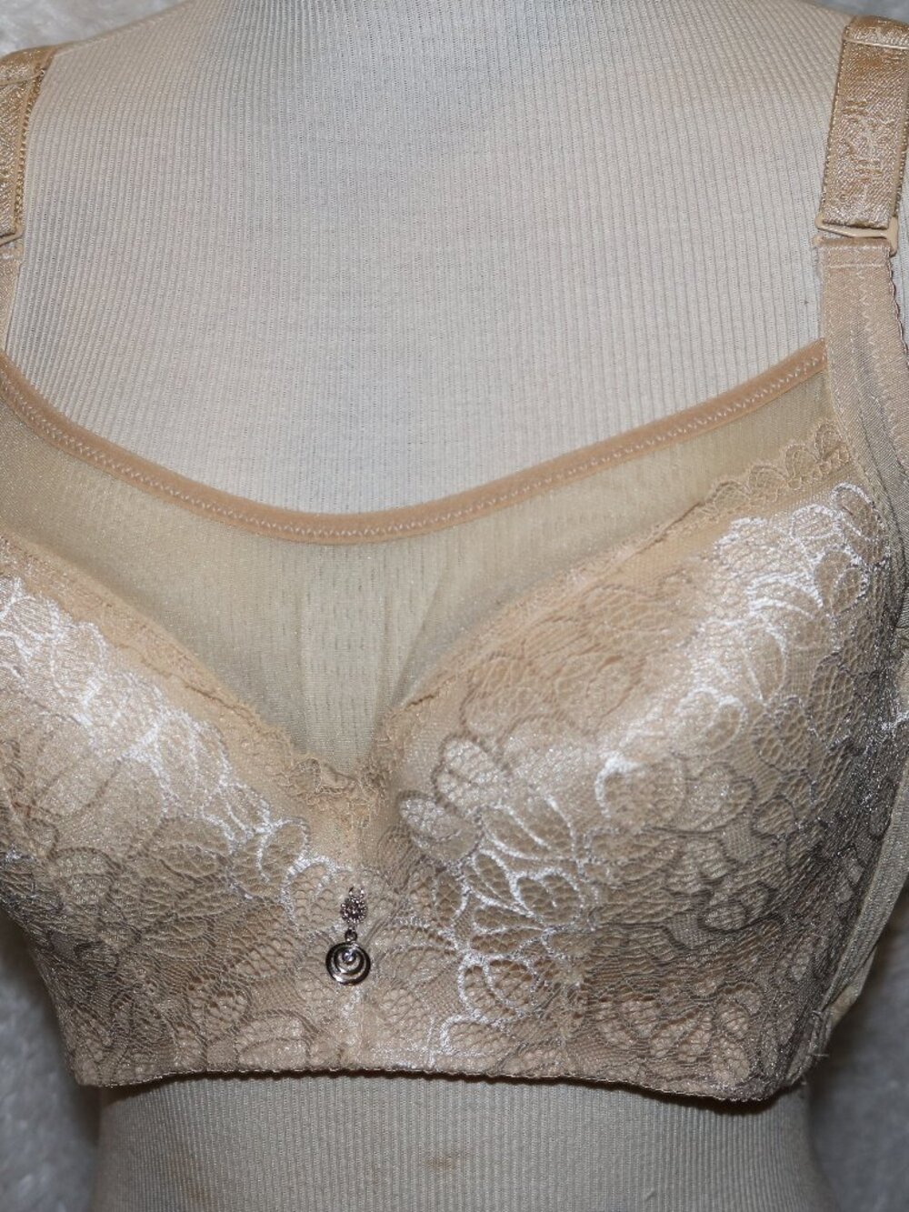Push-up cream colored bra padded underwire size 44 w/cute charm